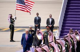 El príncipe heredero saudí Mohammed bin Salman recibe al presidente de Estados Unidos, Donald Trump (i) en el aeropuerto de Riad.