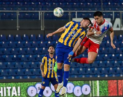 Rodrigo Ariel Melgarejo (22 años) estuvo a punto de marcar un gol en el primer tiempo en este duelo aéreo con Alexis Villalba (26).