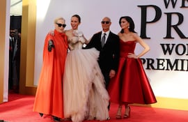 Los actores Meryl Streep (i), Emily Blunt (2-i), Stanley Tucci (2-d) y Anne Hathaway posan durante el estreno de la icónica película "El diablo viste de Prada 2".