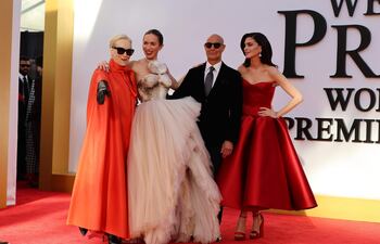 Los actores Meryl Streep (i), Emily Blunt (2-i), Stanley Tucci (2-d) y Anne Hathaway posan durante el estreno de la icónica película "El diablo viste de Prada 2".