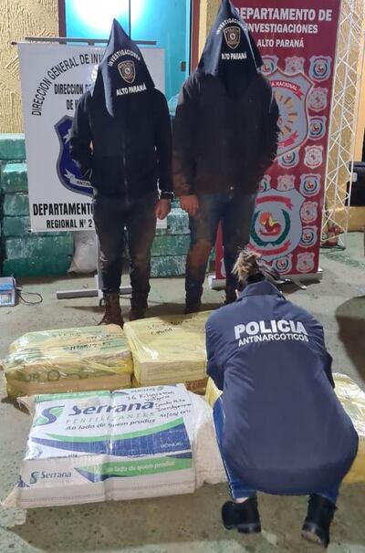 Los detenidos y los paquetes de marihuana en la sede del Departamento de Antinarcóticos.