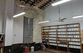 Una de las salas de clase que debió destinarse como depósito debido al deterioro de la estructura.