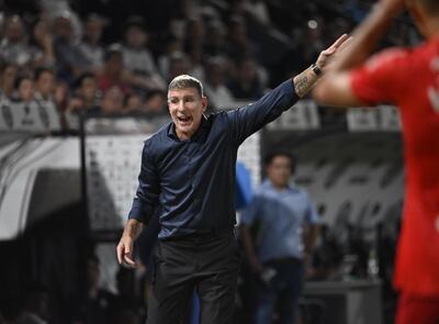 El argentino Martín Palermo, entrenador de Olimpia, en un partido frente a Sportivo Ameliano por la fecha 15 del torneo Apertura 2024 del fútbol paraguayo en el estadio Osvaldo Domínguez Dibb, en Asunción, Paraguay.