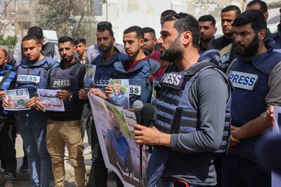 Periodistas palestinos protestan la muerte de sus colegas en bombardeos israelíes ocurridos ayer lunes en un hospital de la Ciudad de Gaza.