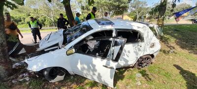 Caacupé: un conductor impacta contra un árbol y es detenido por poseer orden de captura