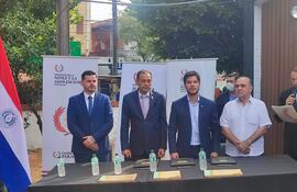 Ángel Barchini (segundo) acompañado por el ministro de la Niñez Walter Gutiérrez (tercero) y otras autoridades.