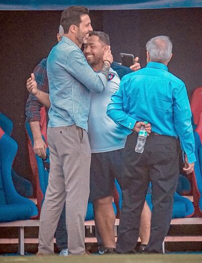 El saludo entre Jorge Bava y Jorge Achucarro, quien pidió un aumento salarial para continuar.