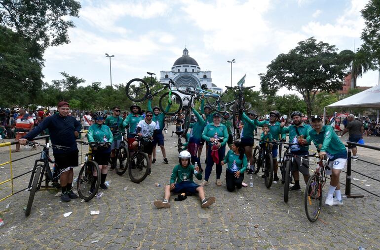 La peregrinación en bicicleta se ha vuelto tradicional. Este grupo vino de Caaguazú.