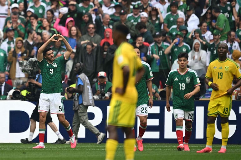 Raúl Jiménez forma el corazón con las manos luego de registrar su gol, en segundo de México en el Azteca.