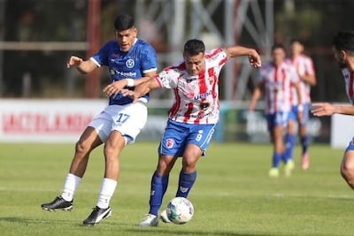 Jorge Quintana (derecha), autor del tanto del Sportivo Carapeguá, intenta superar la marca de Brahian Fernández.