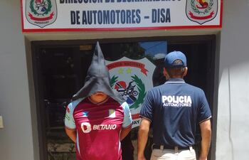 Óscar del Pilar Muñoz Delgado, agente de la PMT, fue detenido esta mañana en el barrio Virgen de Fátima de Asunción con un vehículo denunciado como robado el año pasado en su poder.