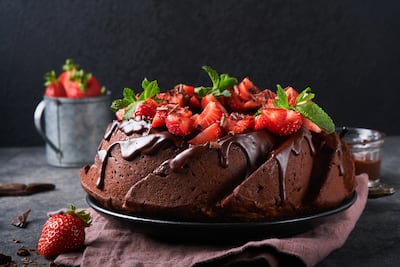 Torta de chocolate y frutilla, imagen ilustrativa.