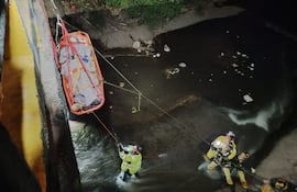 Momento en que bomberos rescataron a un joven de 20 años que se habría arrojado al cauce del arroyo Mburicaó.
