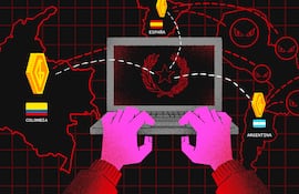 Manos sobre teclado de computadora, fondo con mapa de Colombia, España y Argentina, símbolos digitales implícitos.