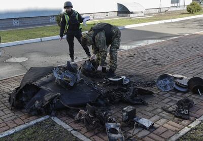 Soldados ucranianos inspeccionan los restos de un dron ruso caído en las afueras de Kiev. (Imagen de archivo)