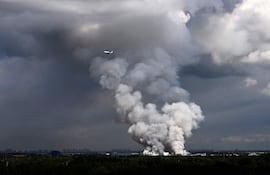 Una columna de humo cerca de San Petersburgo, Rusia, luego de un ataque ucraniano contra un almacén de la empresa Wildberries el pasado 24 de julio.