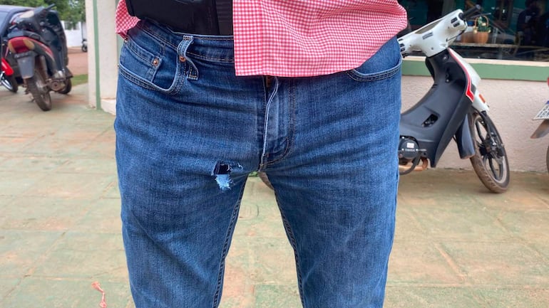 El comisario Jorge Vidallet, jefe de investigaciones de la Policía Nacional de Concepción, muentra el daño que sufrió su pantalón cuando fue atacado por el sospechoso de la toma de rehén.