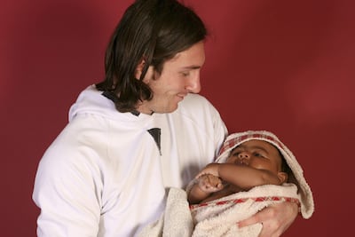 Fotografía realizada por Joan Monfort -colaborador gráfico de AP- de Lionel Messi en 2007 con Lamine Yamal bebé para un calendario benéfico. Messi estaba llevando en brazos a Lamine Yamal, el jugador de la selección de España que ha causado sensación en la EuroCopa de Fútbol. EFE/Joan Monfort -SOLO USO EDITORIAL / NO VENTAS / NO ARCHIVOS / Sólo Uso por un tiempo no superior a 48 horas -
