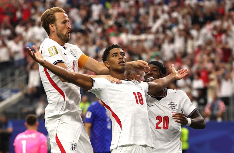 Jude Bellingham de Inglaterra celebra con Harry Kane tras anotar el tercer gol del equipo durante el partido del Grupo L de la Copa Mundial de la FIFA 2026 entre Inglaterra y Croacia en el Dallas Stadium.