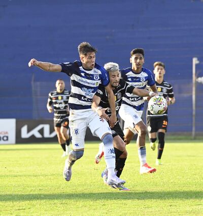 Fernando Díaz Arréllaga (24 años) le pone la “carrocería” a Iván Ezequiel Leguizamón (22) para cortar el avance del franjeado, durante el duelo celebrado ayer en la Terraza del país.