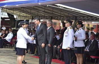 Santiago Peña participó del ascenso de policías.