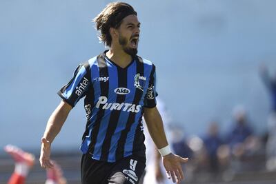 El uruguayo Thiago Vecino, futbolista del Liverpool, festeja un gol.