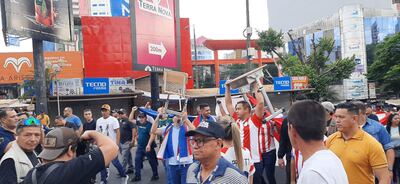 El intendente Miguel Prieto llegó a la movilización con pupitres más baratos a los que compró la Itaipú Binacional.