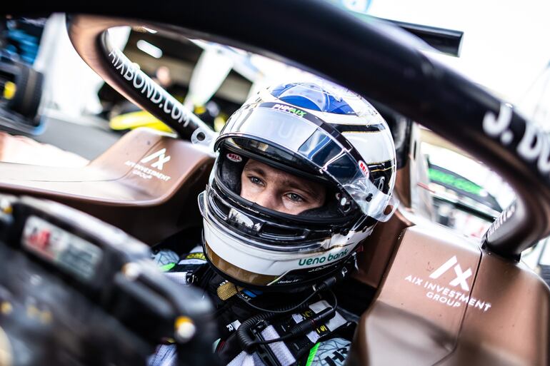 El paraguayo Joshua Duerksen a bordo del PHM AIX Racing en la carrera principal de la segunda fecha de la Fórmula 2 en el Circuito de Yeda, en Yeda, Arabia Saudita.