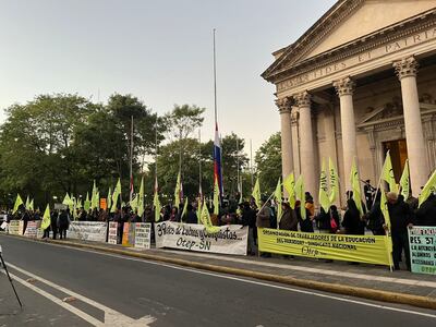 Docentes marchan sobre sobrecarga laboral y para exigir mejoras al plan de educación inclusiva, en la mañana de este viernes 30 de mayo.