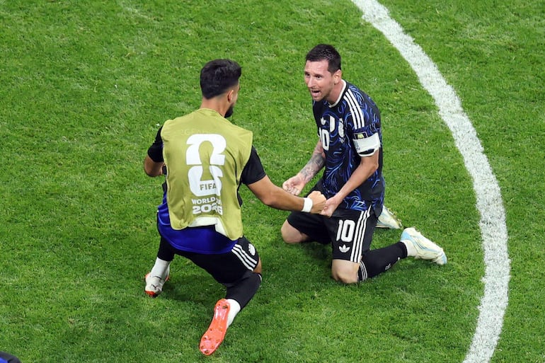 El delantero de Argentina Lionel Messi celebra con el delantero de Argentina José Manuel López después de que su equipo ganara el partido de semifinales del torneo de fútbol de la Copa Mundial 2026 contra Inglaterra en el Estadio de Atlanta en Atlanta.