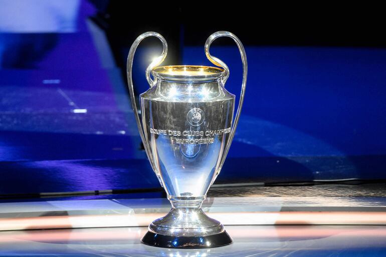 El trofeo de la Champions League en el sorteo de la fase de grupos de la edición 2023-2024.