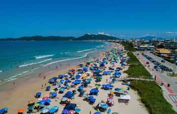 Imagen ilustrativa: las playas de Santa Catarina son masivamente visitadas durante el verano.