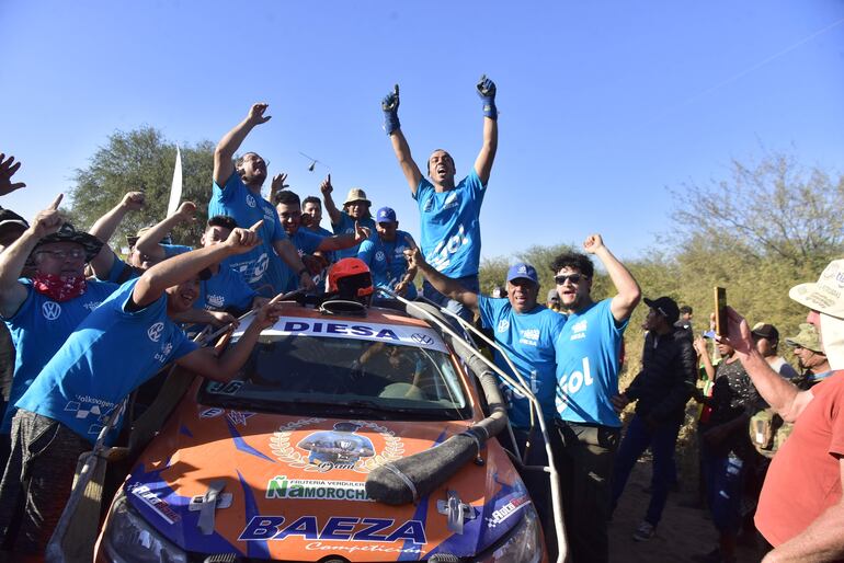 Explosión de alegría por parte de Nicolás Baeza y César Cabrera, tras arribar segundos en la F2 y primeros en la RC5, con el VW Gol Trend.