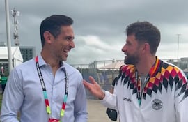 El encuentro de las dos leyendas del Bayern Múnich, el alemán Thomas Müller y el paraguayo Roque Santa Cruz, en la previa del debut de la selección teutona en el Mundial 2026.