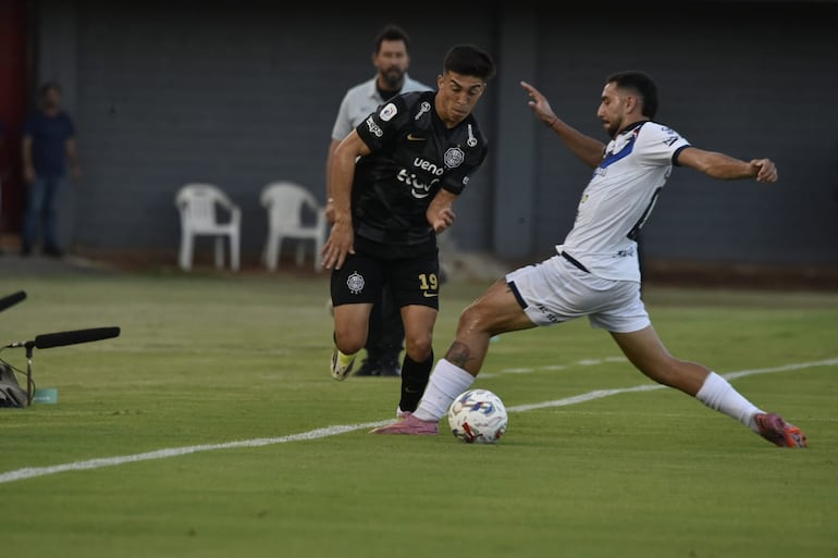 El volante ofensivo de Olimpia, Rubén Lezcano escapa de la marca del lateral izquierdo del Sportivo Ameliano, Jesús Abel Paredes, en el encuentro por la primera rueda, disputado en Ciudad del Este.