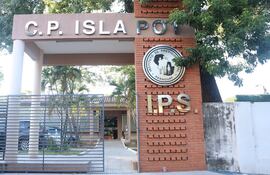 Fachada de la Clínica Isla Po´i del IPS, ubicado en Zeballos Cué.