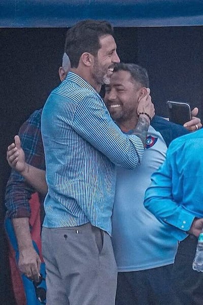 El saludo entre Jorge Bava y Jorge Achucarro, durante el primer contacto del entrenador uruguayo con el plantel de Cerro Porteño, registrado el viernes.