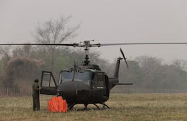Un helicóptero de la Fuerza Aérea Paraguaya con el sistema "Bambi" de combate a incendios. (Imagen de archivo)