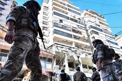 Soldados libaneses en el sitio de un bombardeo israelí que daño un edificio de apartamentos en un suburbio del sur de Beirut, el pasado 26 de septiembre.