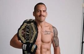 El paraguayo Cristian Torres con el cinturón de campeón.