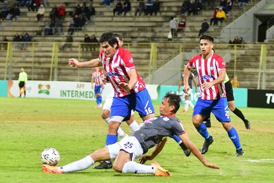 El lateral "rayadito", Ariel Benítez aborta el intento del experimentado volante albirrojo, Fidencio Oviedo. (Foto: APF)