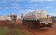 Varios camiones tipo cisterna de Itaipú ingresaon al entro de Reinserción Social de Minga Guazú, durante el tralado masivo de internos.