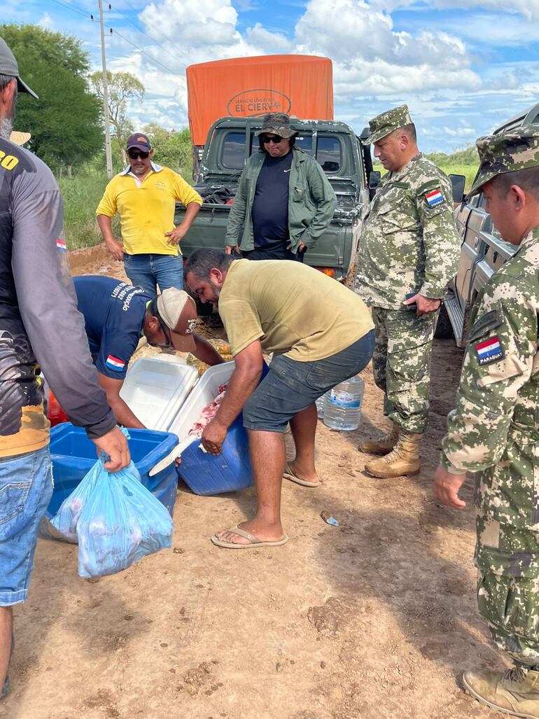 Camioneros reciben víveres, en acciones coordinadas entre las Fuerzas Armadas y la Secretaría de Emergencia Nacional.
