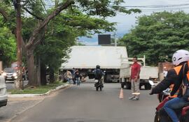 A lo lejos se observa el acoplado que