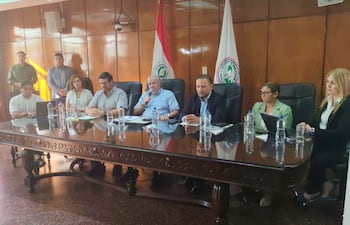 El presidente del IPS, Jorge Brítez, en el centro de la mesa, acompañado de su equipo de gerentes.