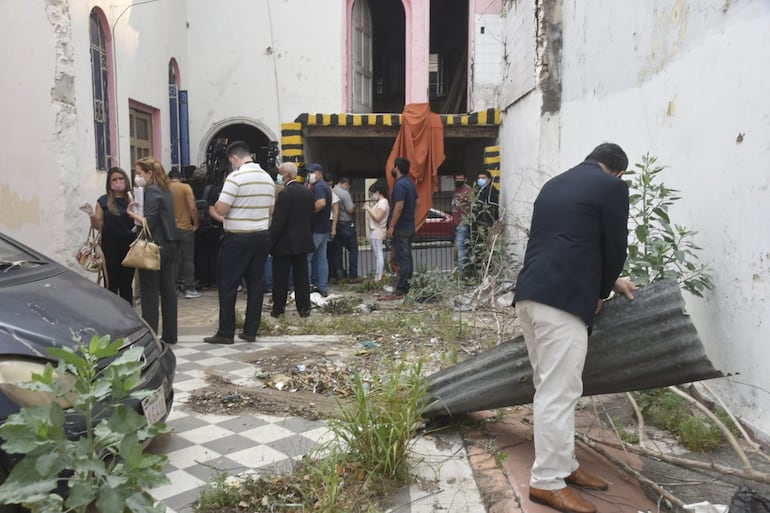 Constitución en la casa del horror donde se produjo el quíntuple homicidio.