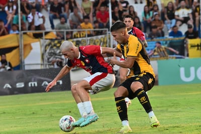 En su debut absoluto en la máxima categoría, el joven mediocampista de Cerro Porteño, César Bobadilla protege el esférico ante la presencia del zaguero aurinegro Sebastián Zaracho