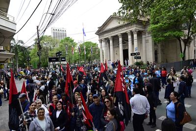 Docentes de la Otep - Auténtica marchando por Asunción.
