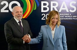 El presidente de Brasil, Luiz Inacio Lula da Silva (i) junto a la primera ministra de Italia, Giorgia Meloni.