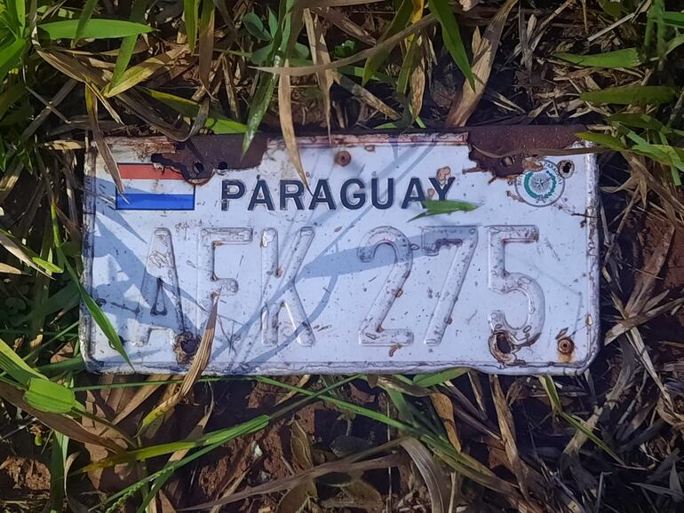 La matrícula paraguaya encontrada en las inmediaciones del sitio del hallazgo del automóvil, en Ponta Pora. 
